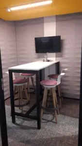 espace travail mobilier avec tabouret