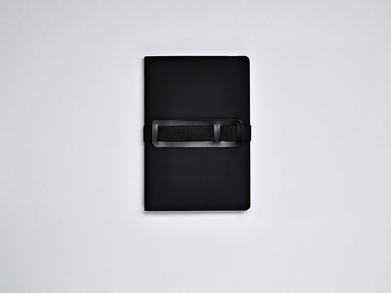 Image de  Carnet souple Voyager M light pointillés noir 