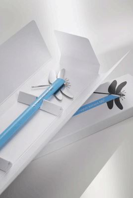 Image de  CRAYON MAGNET EN BOIS - BLEU + PLAQUE ADH LIBELLUL 